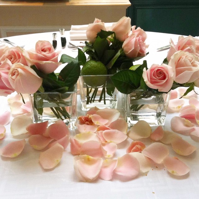 Christian Morel Fleuriste Paris - Evenement centre de table roses Christian Morel Fleuriste Paris - Evenement centre de table roses