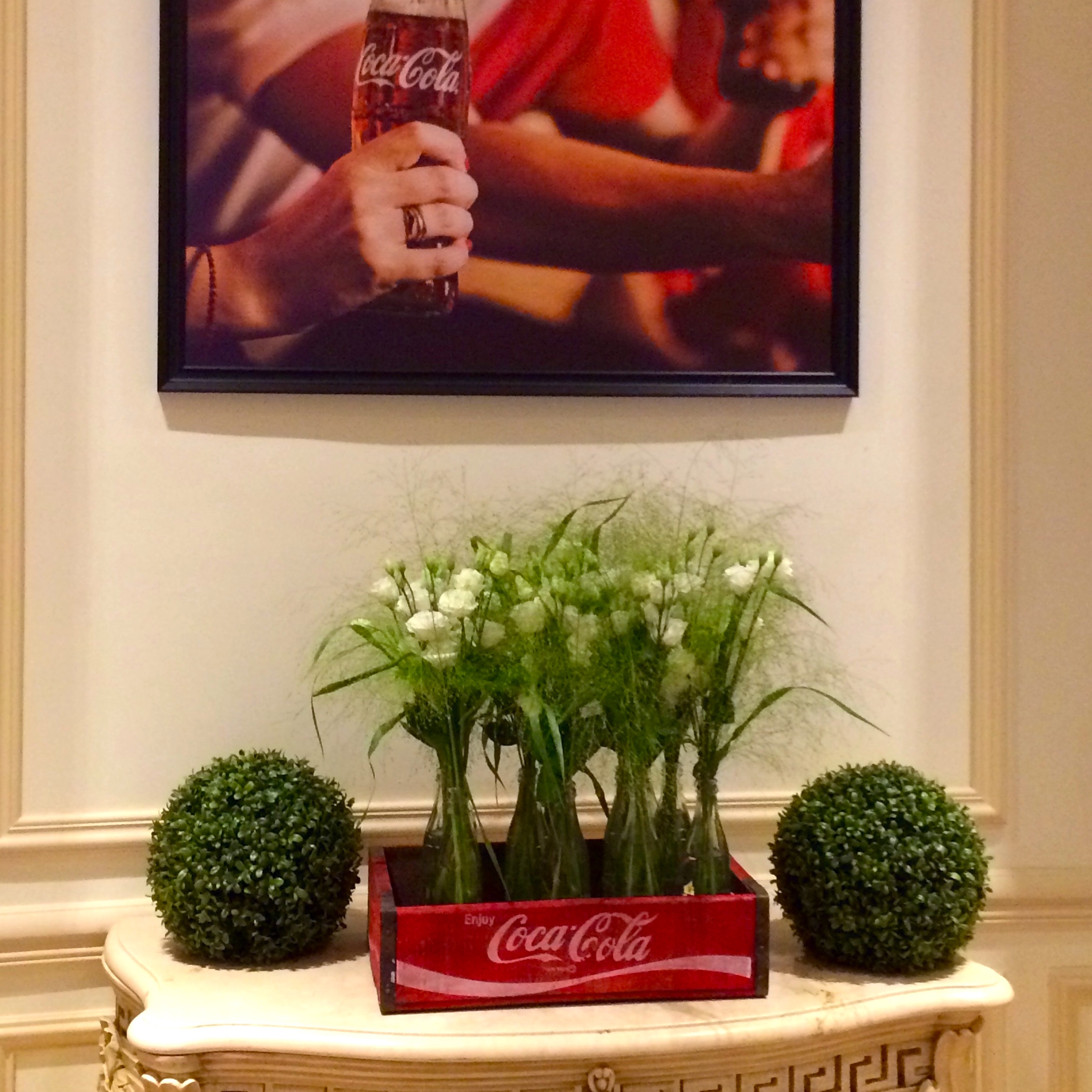 Christian Morel Fleuriste Paris - Evenement centre de table roses Christian Morel Fleuriste Paris - Evenement coca cola