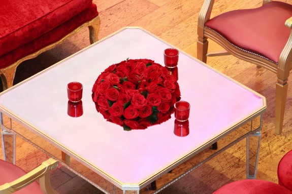 centre de table rond en roses rouges