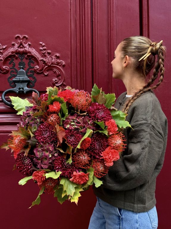 Bouquet rond d'automne signé Maison Christian Morel, alliance délicate d'hortensias automnaux, de chrysanthèmes d'exception, d'œillets texturés et de feuilles de chêne nuancées.
